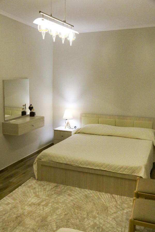 New Bazaar Arben'S Apartment Tirana Eksteriør billede