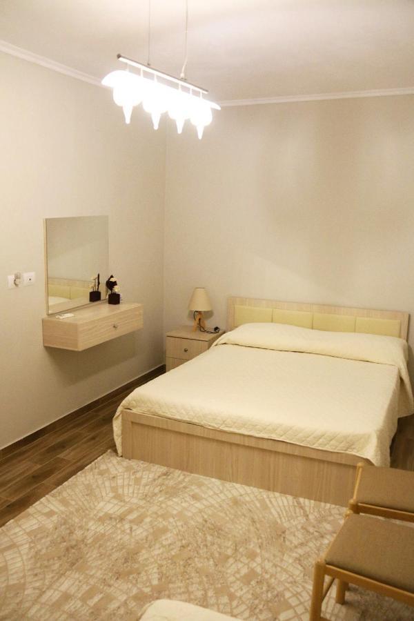 New Bazaar Arben'S Apartment Tirana Eksteriør billede